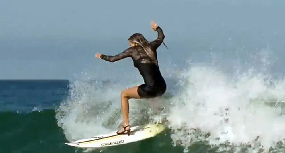 Про сърфистка кара с обувки на ток и вечерна рокля (видео)