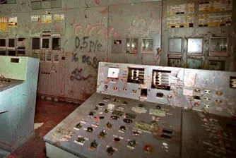 Монтираха предпазен щит върху стария саркофаг в Чернобил