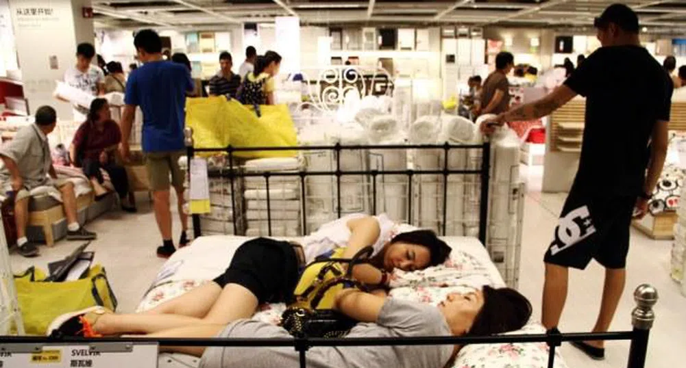 IKEA се чуди как да забрани на китайците да спят в магазините