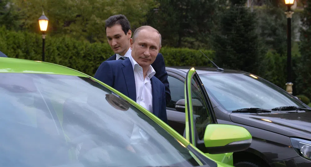 Путин изпробва новата Лада Веста (видео)
