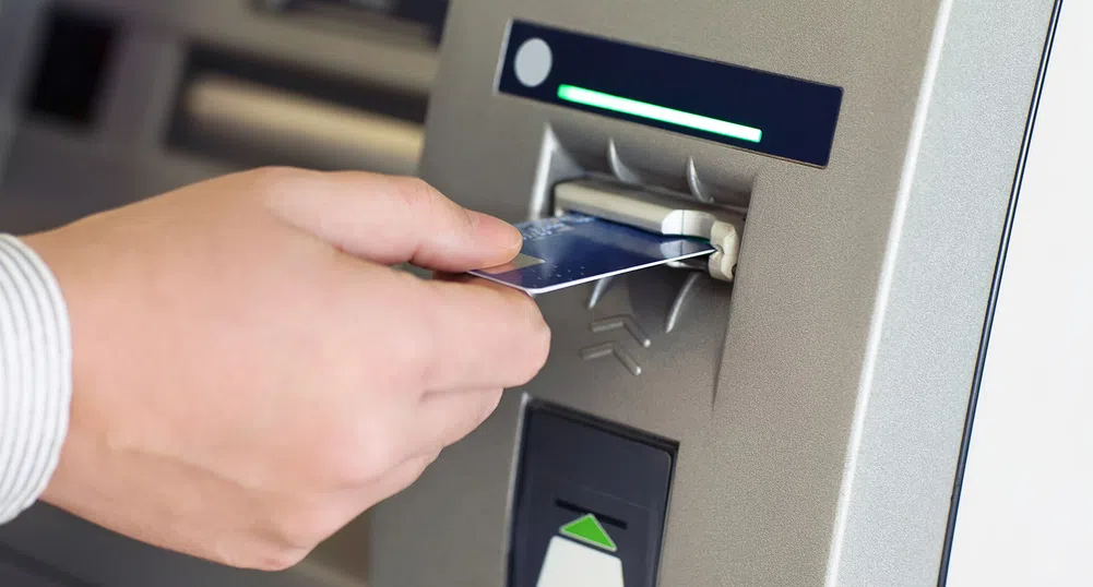 Знаете ли колко плащате при теглене на пари от банкомат
