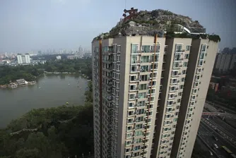 Китаец си построи къща на покрива на жилищен блок