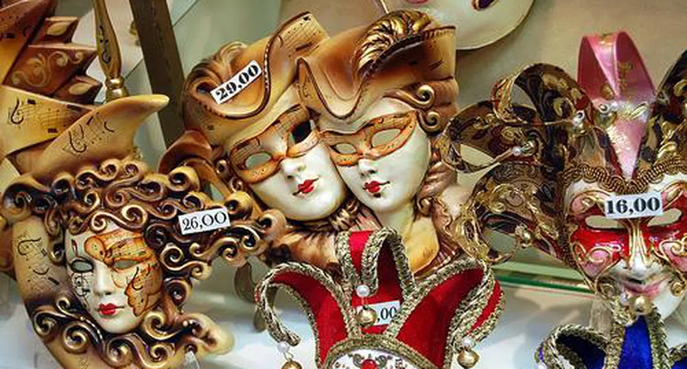 Във Венеция сложиха маските