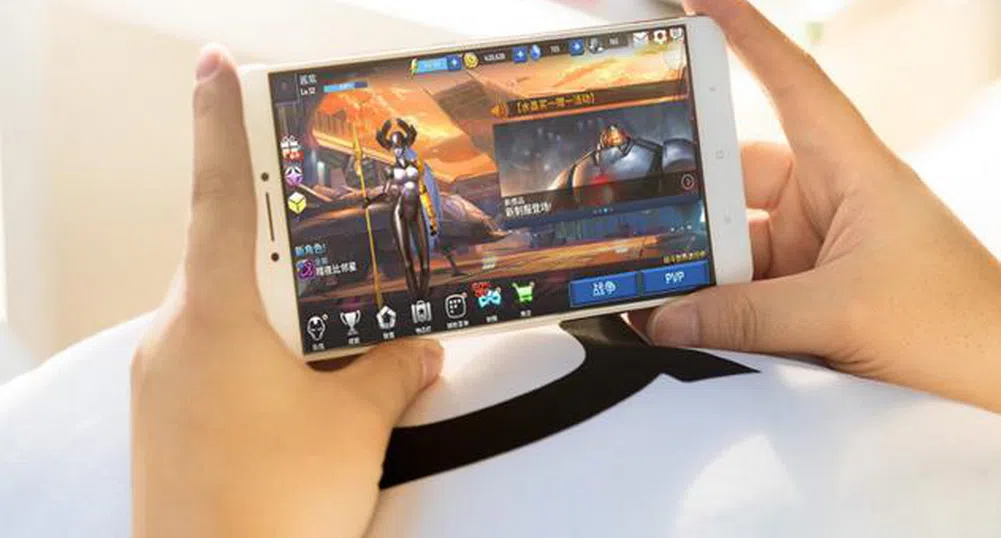Xiaomi представи смартфон с 6.44-инчов дисплей