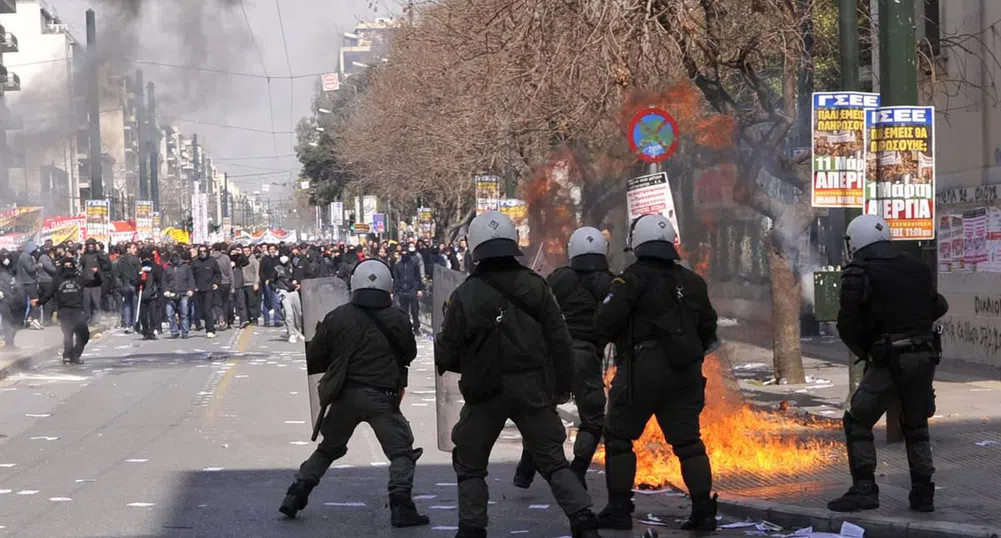 Протестиращи гърци превзеха финансовото министерство