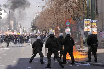 Протестиращи гърци превзеха финансовото министерство