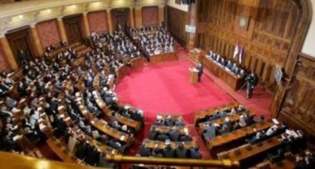 Бой с обувки в сръбския парламент