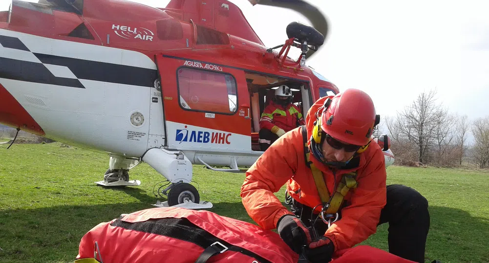 Пилоти обучават планински спасители да оказват помощ от въздуха