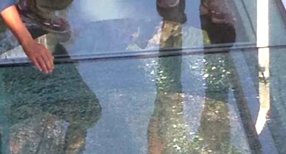 Стъклен мост в Китай се пукна, предизвика паника сред туристите