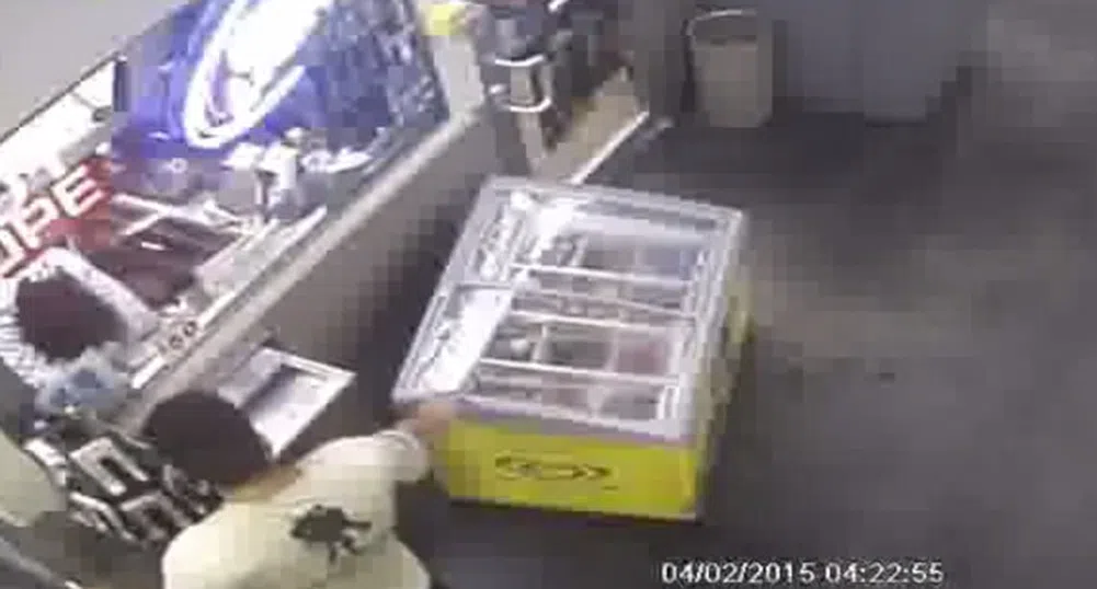 Крадец отмъкна цял фризер със сладолед от спящ продавач (видео)