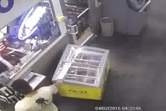 Крадец отмъкна цял фризер със сладолед от спящ продавач (видео)