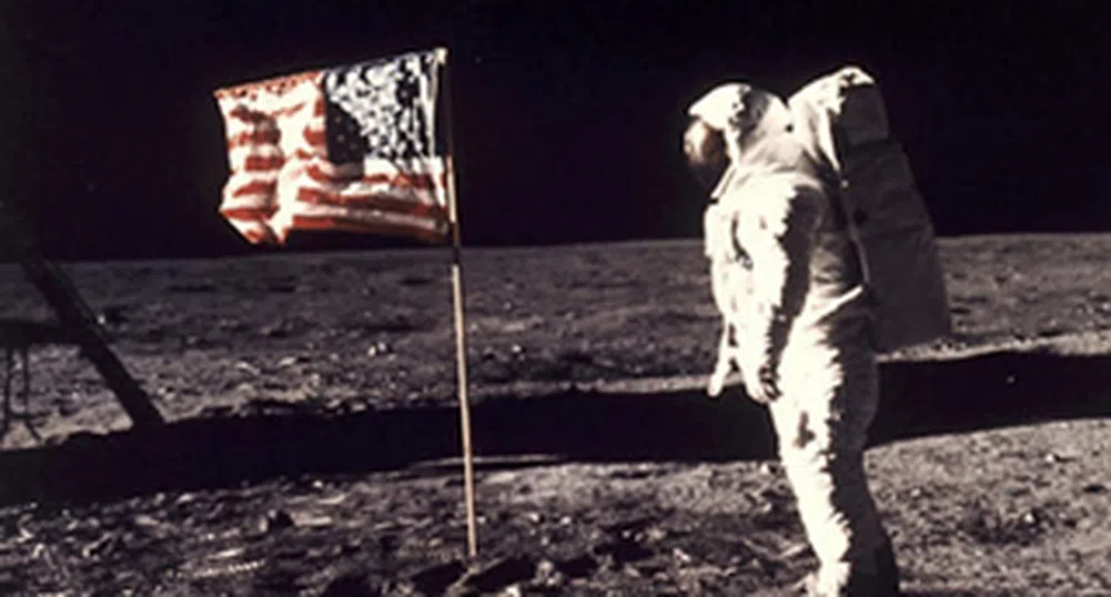 Изчезна знаме на САЩ от Луната