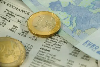 Гърците продължават масово да теглят спестяванията си