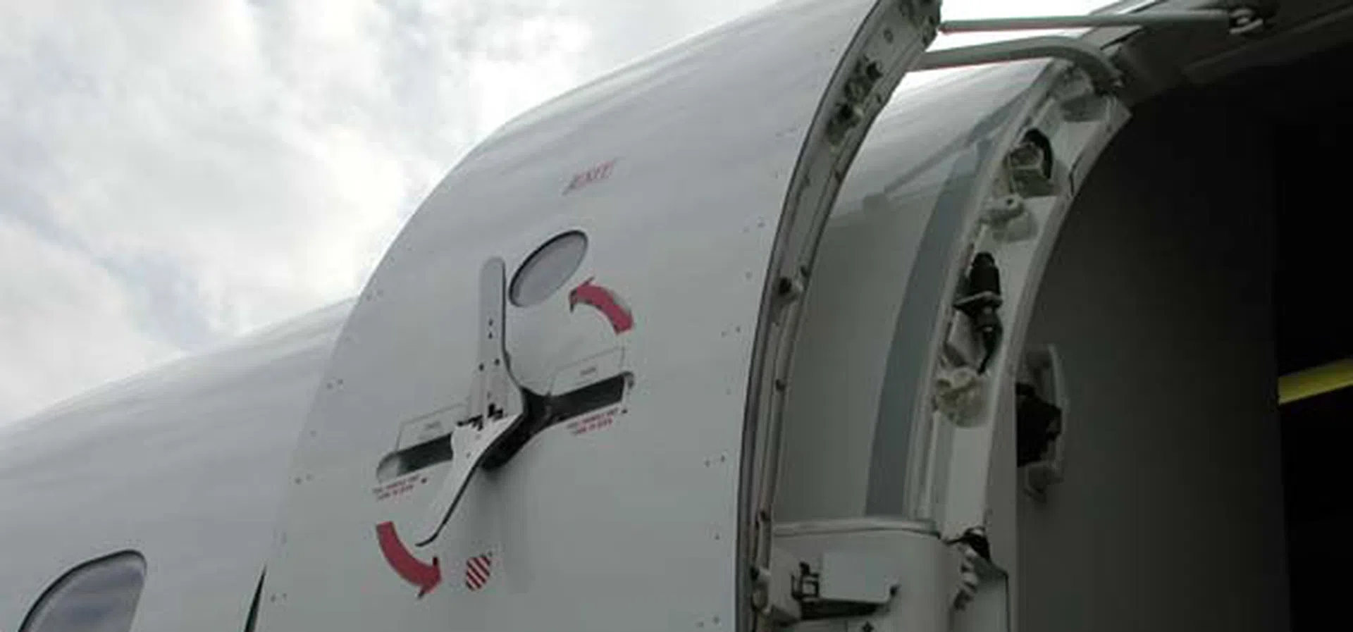 Открывший люк самолета. Открывший люк самолета. Открытая дверь самолета. Открывший люк самолета. Аварийный трап самолета.