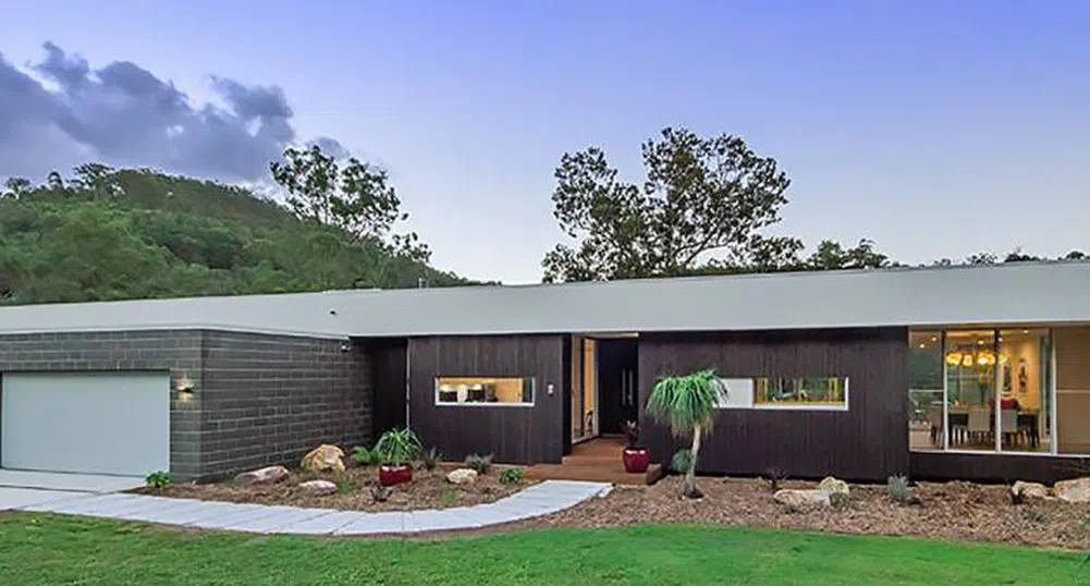 Смокинена резиденция олицетворява съвременния еко дом в Австралия