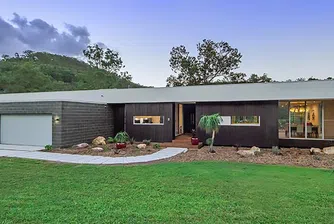 Смокинена резиденция олицетворява съвременния еко дом в Австралия