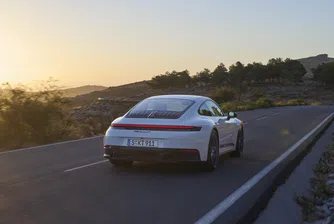 По нещо за всеки: Porsche представи нов 911 Carrera T с ДВГ и електрически Taycan GTS