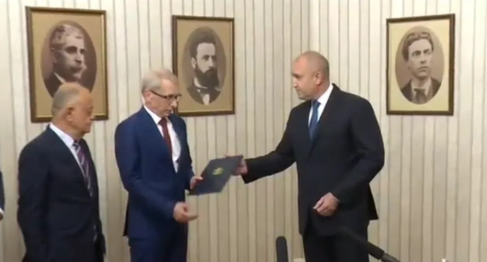 Президентът Радев връчи втория мандат на акад. Денков от ПП-ДБ