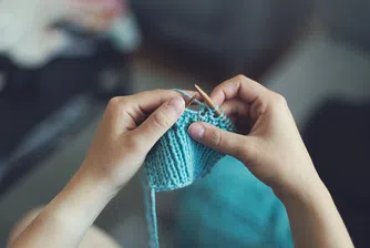 Швейцарците разпускат с плетене и шиене по време на пандемията