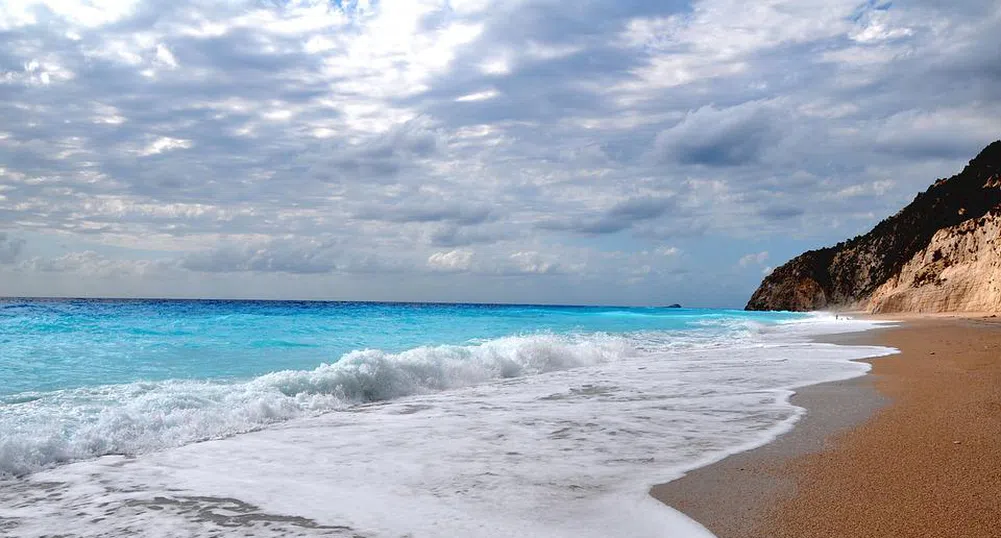 Остава в сила забраната за ползване на 12 плажа в Гърция, налагат глоби