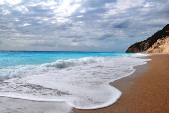 Остава в сила забраната за ползване на 12 плажа в Гърция, налагат глоби