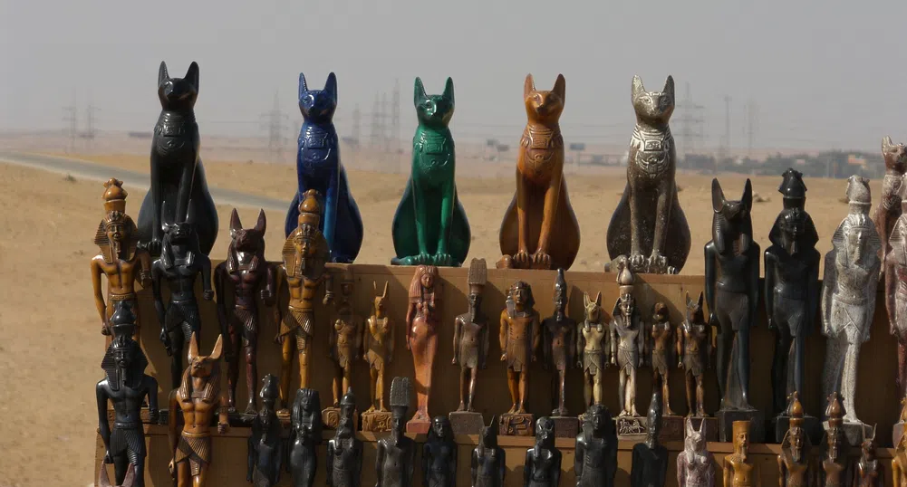 Защо древните египтяни са почитали котките като свещени животни?