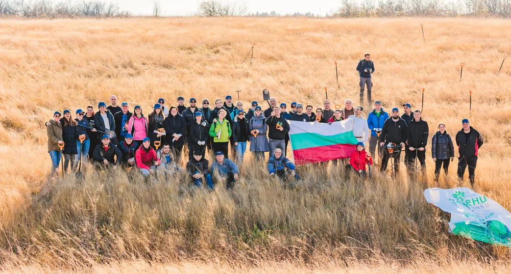 Служители на UNIQA засадиха хиляди дървета