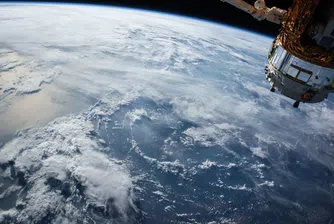 Япония разработва дървени сателити, за да намали космическите отпадъци