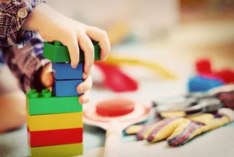 Социалните помощи се обвързват с посещение на градина или училище