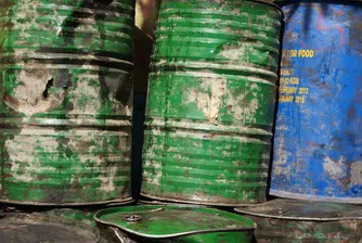 Петролът скочи след нападения срещу нефтени съоръжения край Рияд