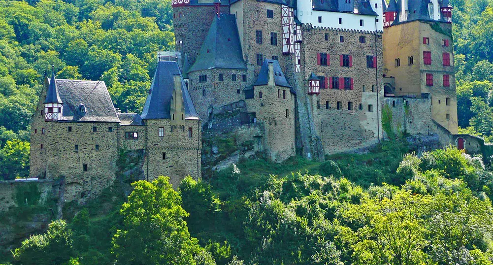 10 примера за величествени замъци от всички краища на Европа