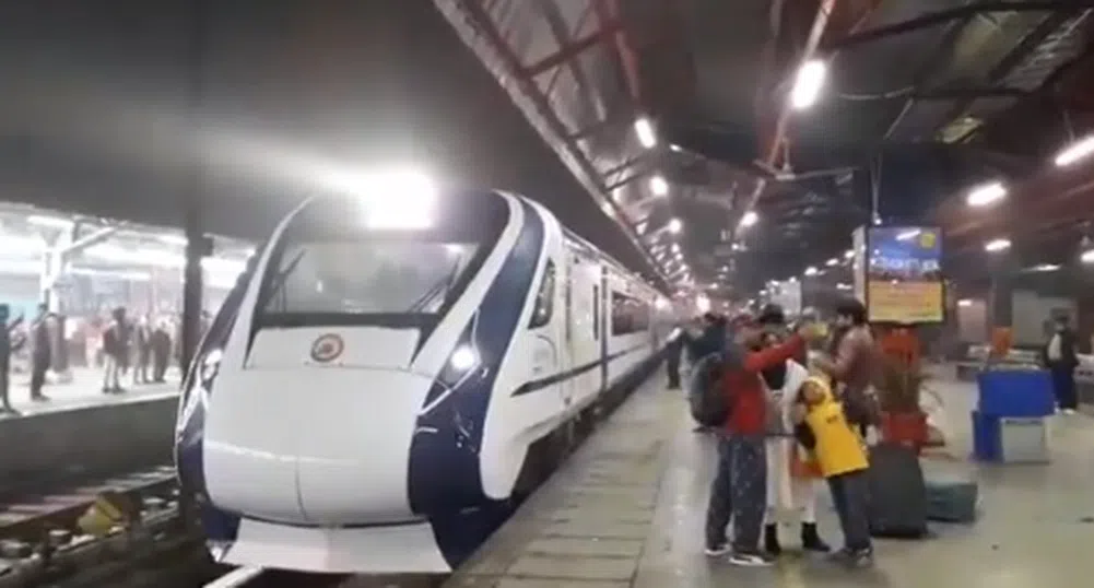 Най-бързият индийски влак се счупи при първото си пътуване