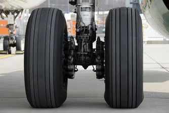 Как се сменя гума на самолет? (видео)