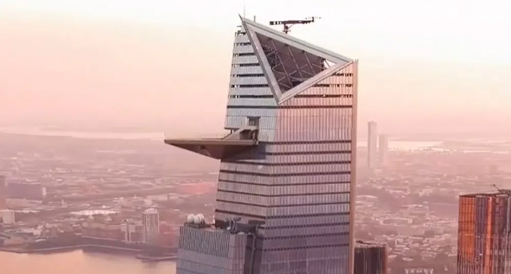 Супер адреналин: Да висиш от ръба на небостъргач на 387 метра над земята