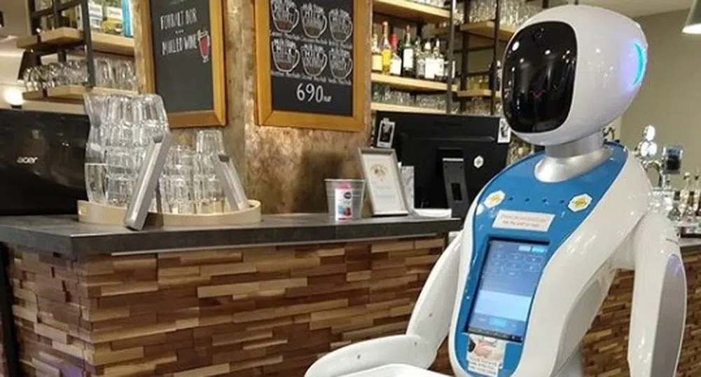 Роботи сервират кафе и сладкиши в Будапеща