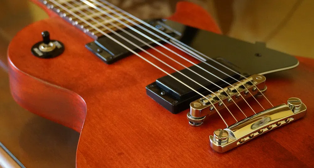 Защо легендарният производител на китари Gibson обяви фалит?