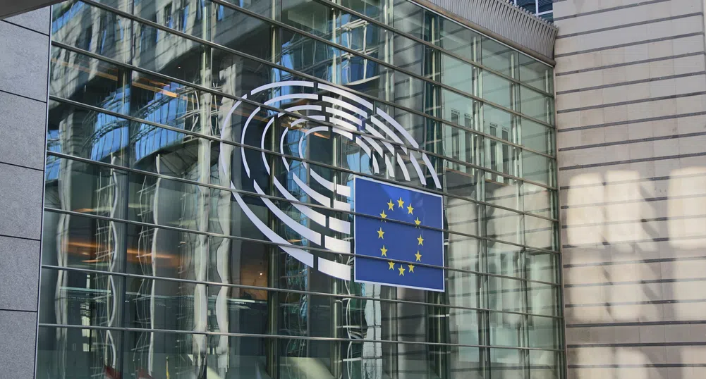 ЕС налага строги правила за прозрачност на компаниите, използващи AI