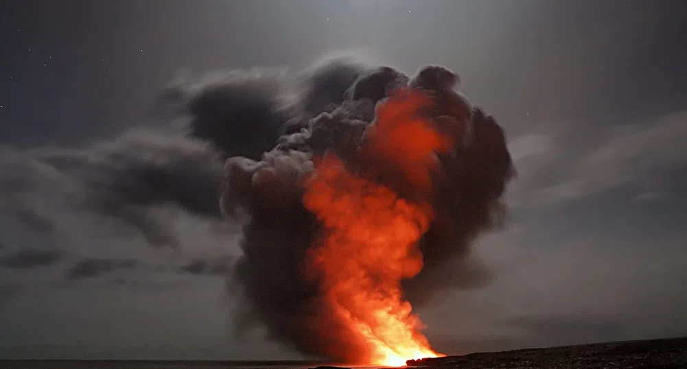 Цунами заля бреговете на Тонга след изригване на вулкан (ВИДЕО)