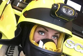 Тя е най-сексапилният пожарникар в света