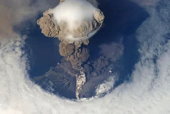 Деца на училище с каски, след като японски вулкан изригна