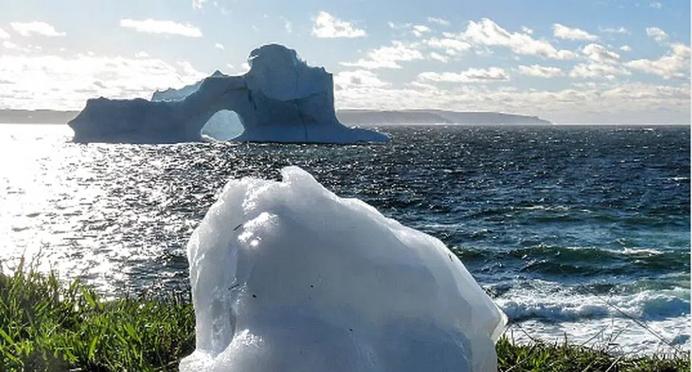 Удивително красив айсберг се появи край Нюфаундленд