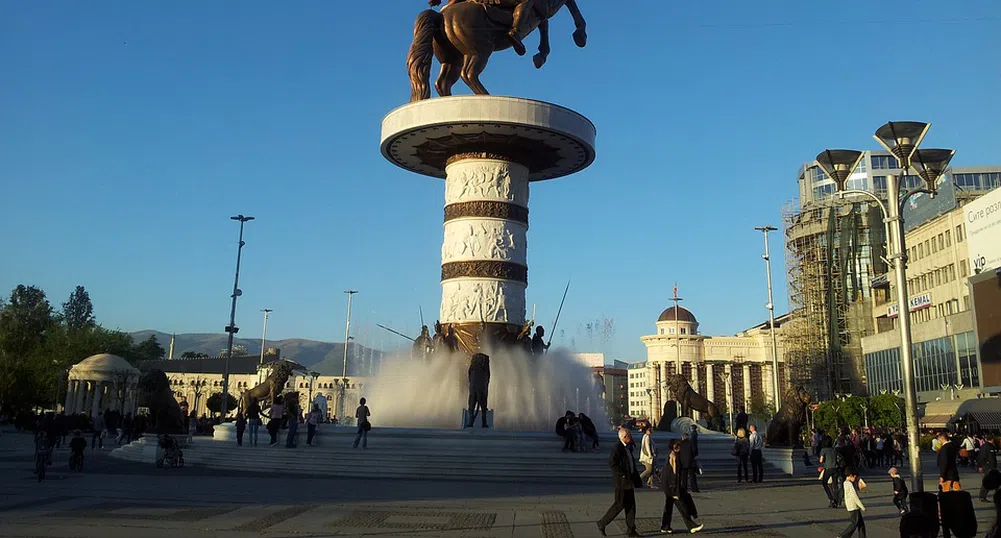 Скопие ще маха бутафорните паметници