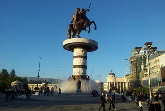 Скопие ще маха бутафорните паметници