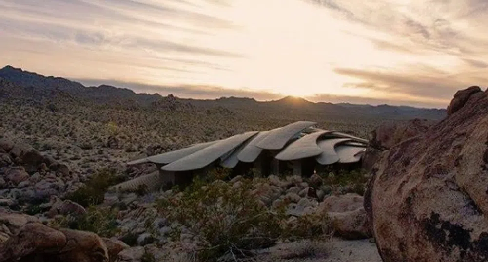 Най-невероятната къща в света се гуши сред пясъка на пустинята