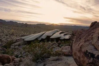 Най-невероятната къща в света се гуши сред пясъка на пустинята