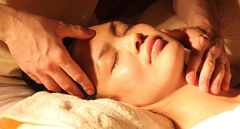 Едноминутното японско упражнение за премахване на бръчките около очите