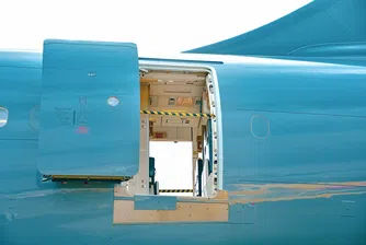 Пореден случай на пътник, опитал да отвори врата на самолет във въздуха