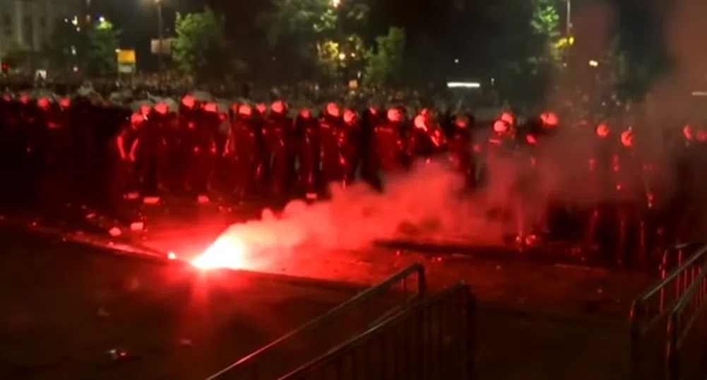 Протестиращи щурмуваха сръбския парламент