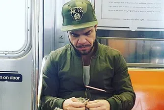 Бизнесът му процъфтява, след като го снимаха как плете в метрото