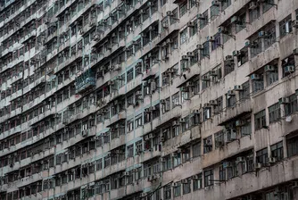 В Хонконг стимулират ваксинацията с апартаменти, коли Tesla и злато